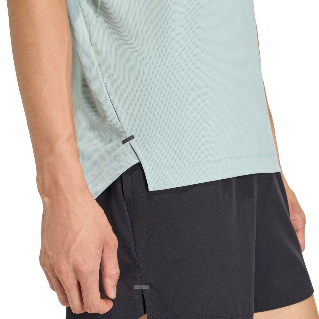 D4T ESSENTIALS T - SHIRT - Runner