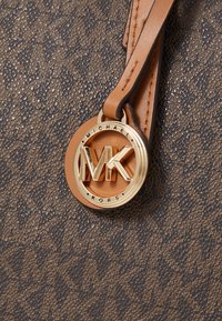 MICHAEL KORS QUINN TOTE - Tote bag - brown MK55 - Runner
