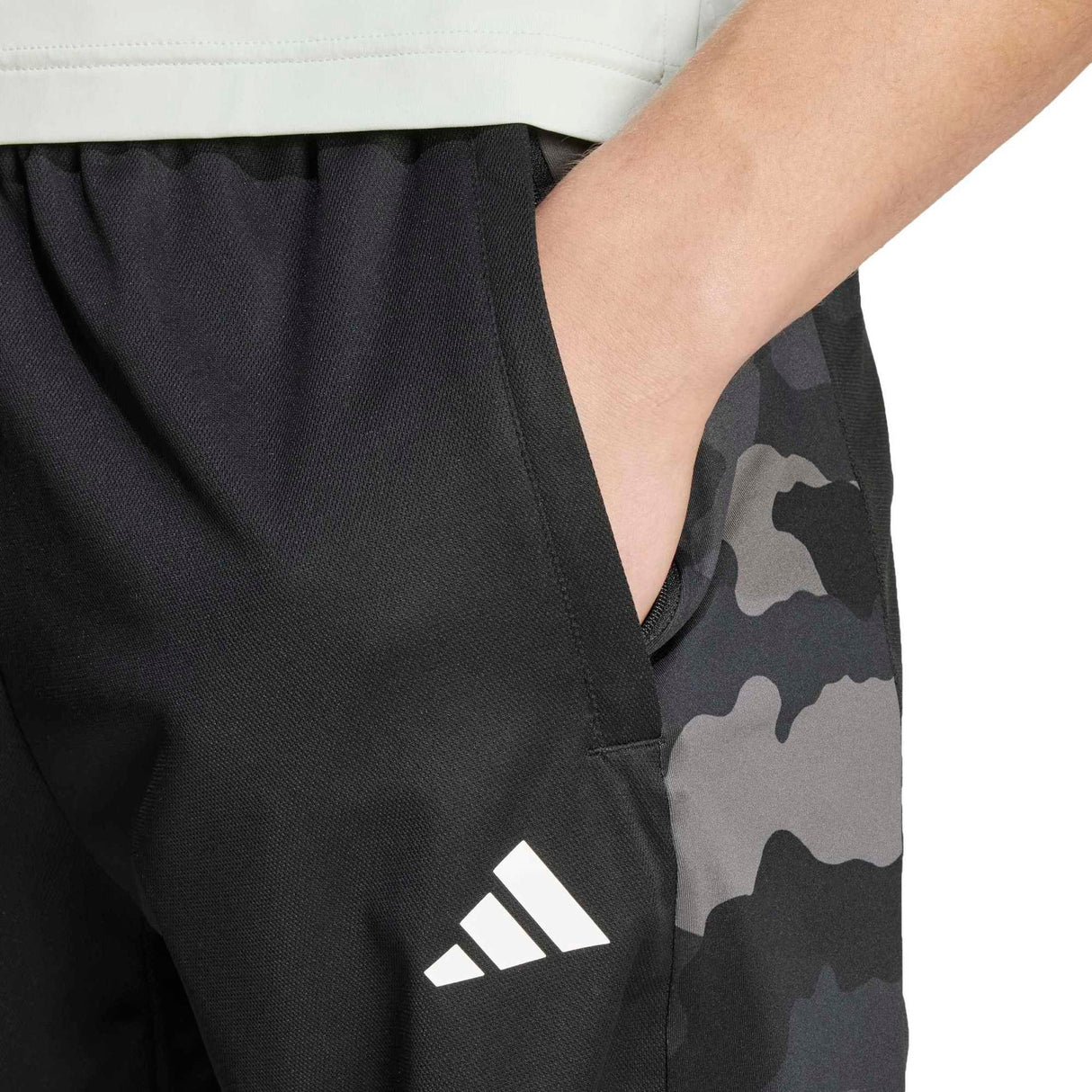 Train Essentials Camo Training Shorts - Runner