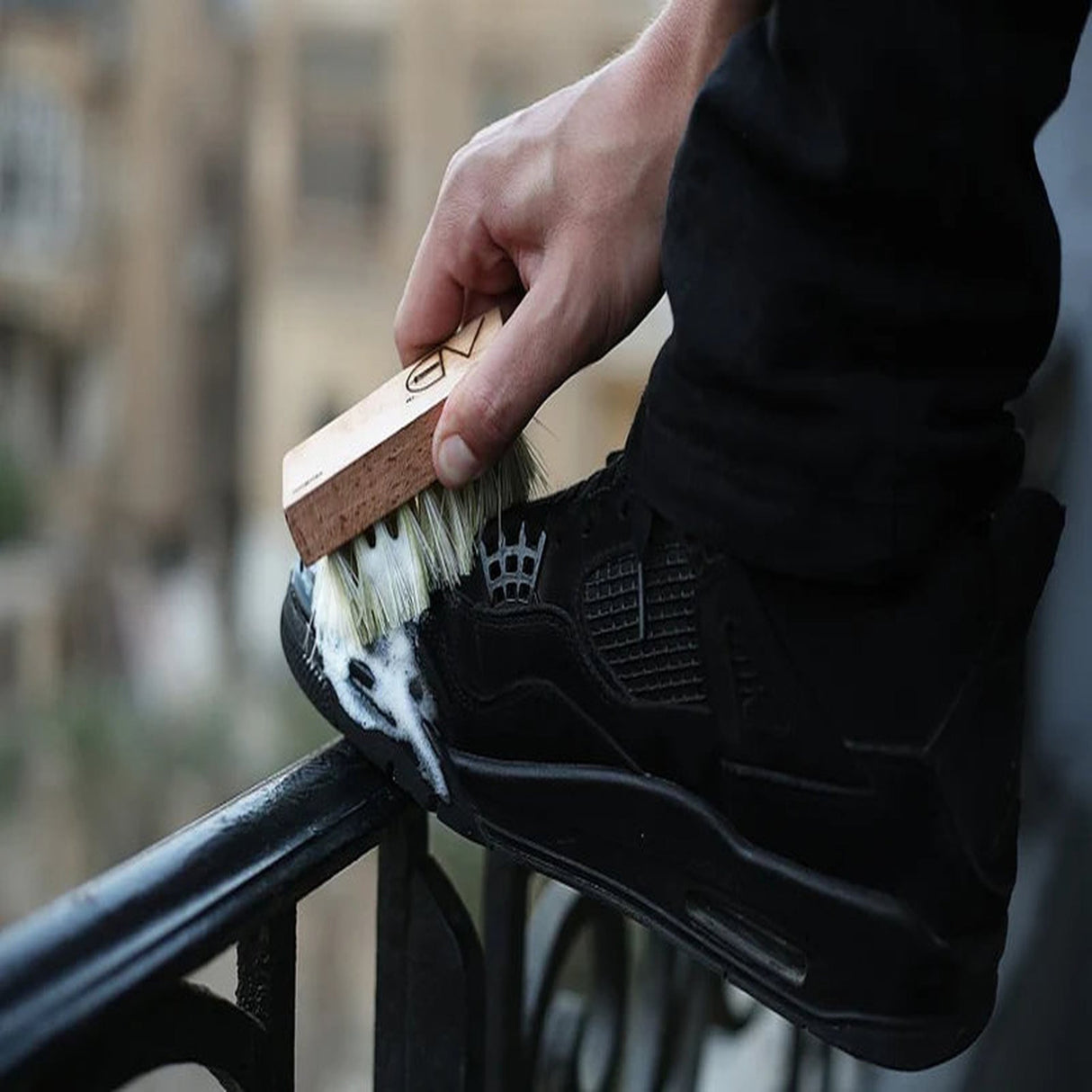 AD HARD BRISTLE BRUSH - Runner
