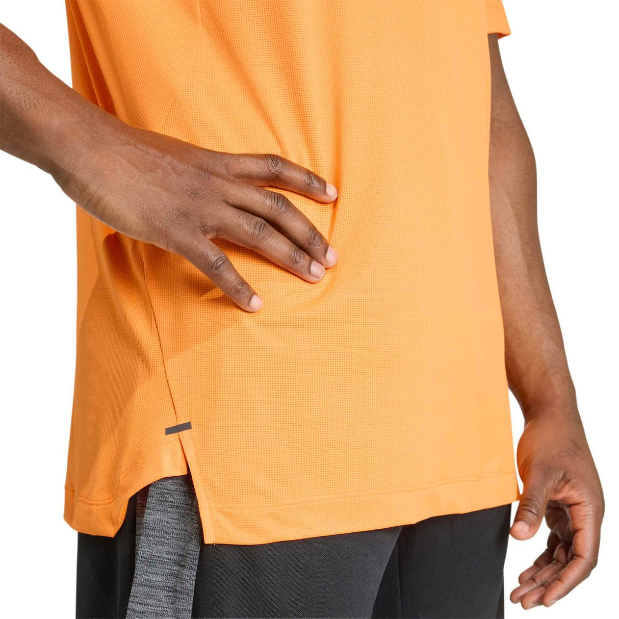 D4T ESSENTIALS T - SHIRT - Runner