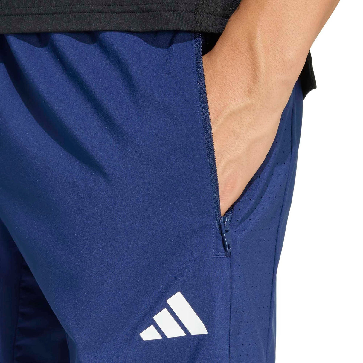 WORKOUT ESSENTIALS BASE WOVEN SHORT - Runner